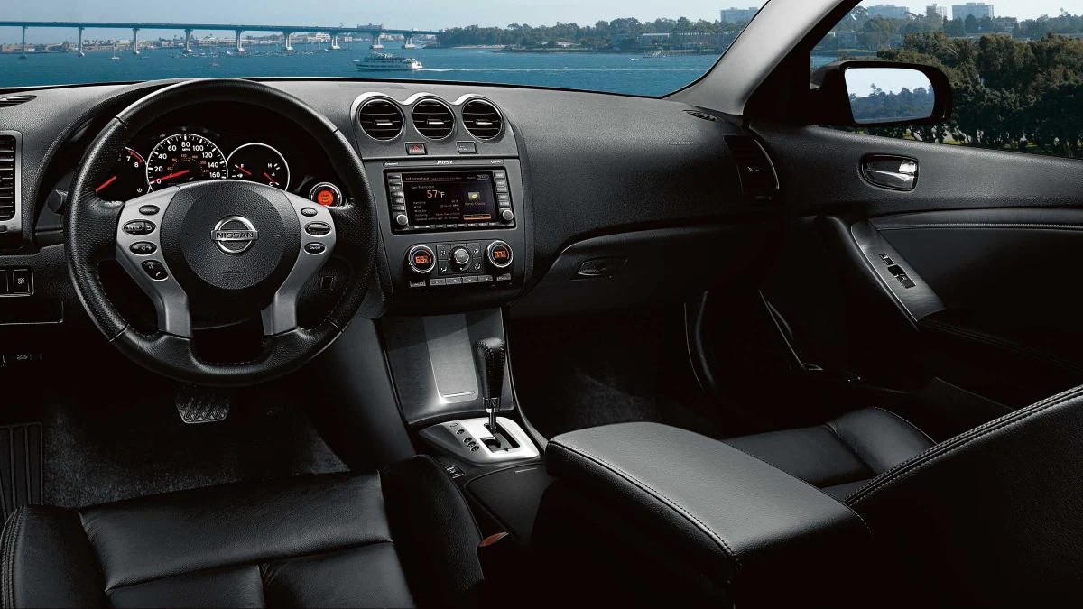 2012-altima-black-interior.jpg.ximg.l_12_m.smart